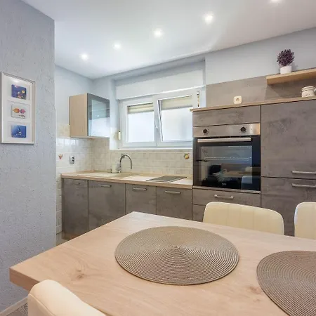 Lejlighed Besonderes Nur 200 Meter Zum Sandstrand Mit Parkplatz, Liegen, Meerblick Crikvenica