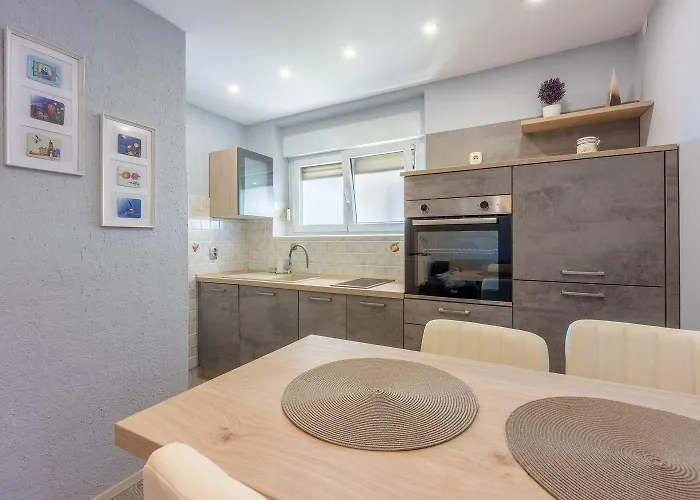 Lejlighed Besonderes Nur 200 Meter Zum Sandstrand Mit Parkplatz, Liegen, Meerblick Crikvenica